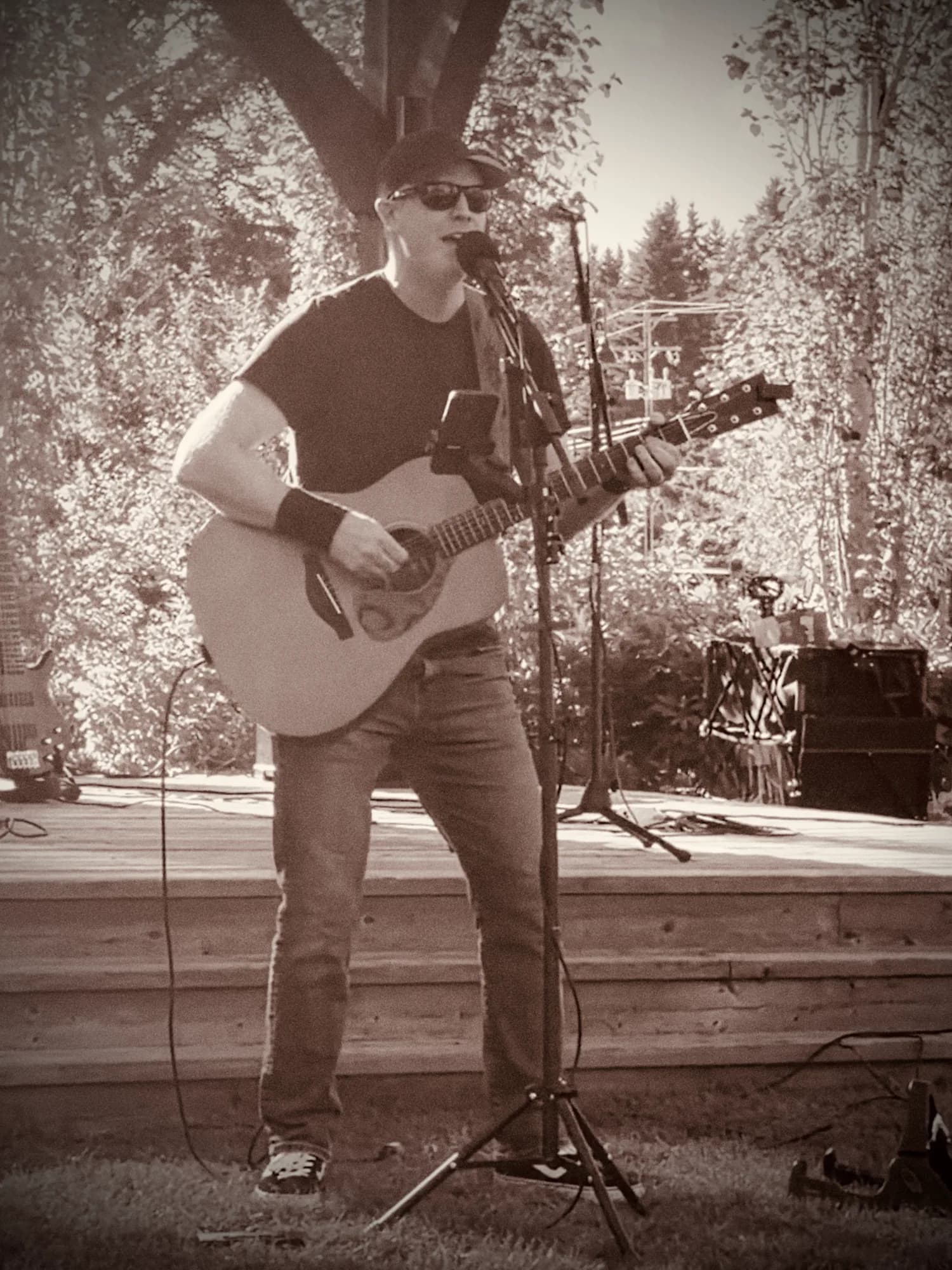 Graham Innes performing live